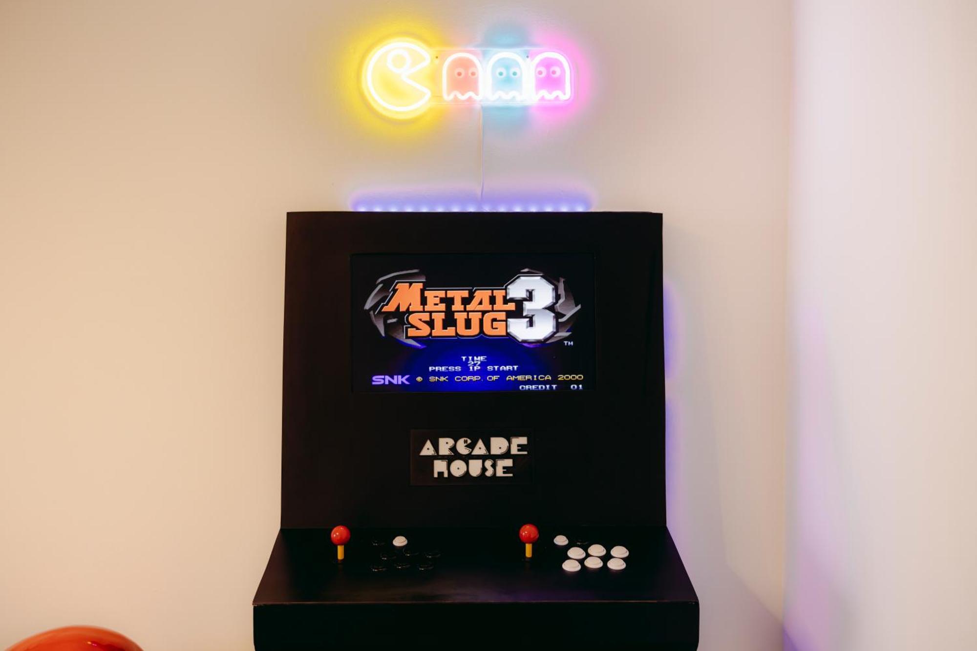 Arcade House Verona Fiera Netflix + Videogame 외부 사진